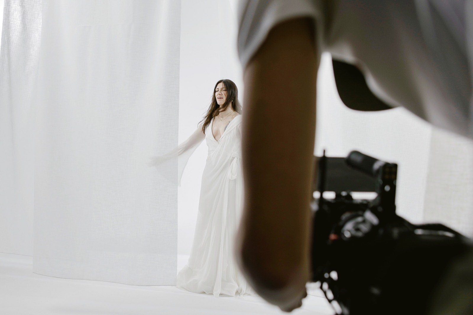 Elisa on set, framed behind a cinema camera